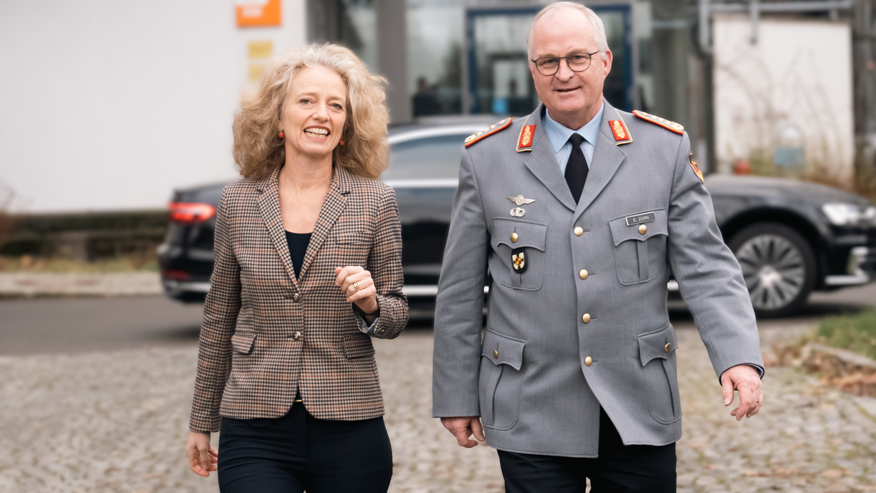 General Zorn und Prof. Kern auf dem Weg in die dtec.bw Geschäftsstelle
