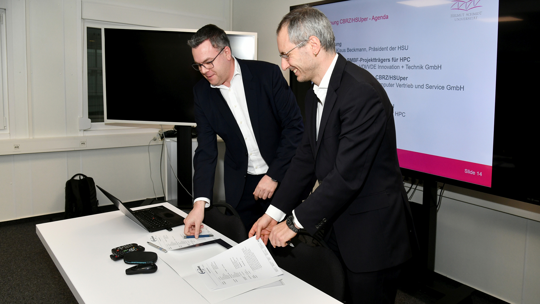 Zeichneten das Übergabeprotokoll: Dr. Axel Auweter (links) von MEGWARE und Univ.-Prof. Dr. Philipp Neumann, Professur für High Performance Computing. Foto: HSU/Ulrike Schröder